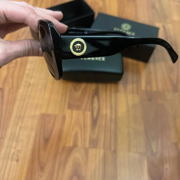Authentic Versace sunglasses - Picture 2 of 5